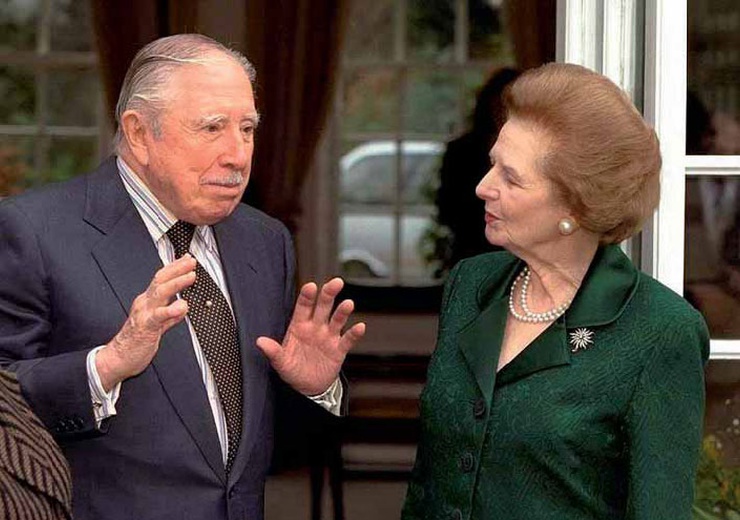 Augusto Pinochet et Margaret Thatcher en 1990. © Jones, L.R.C., Sipa  